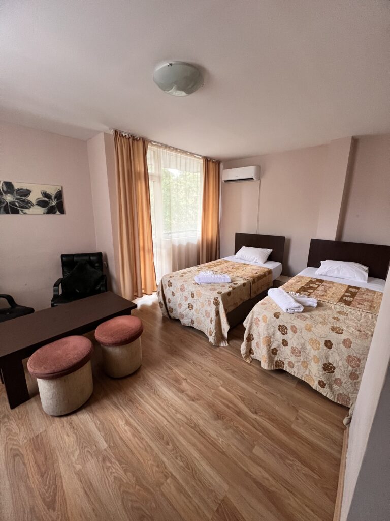 Double room with two single beds at Hotel Han Krum