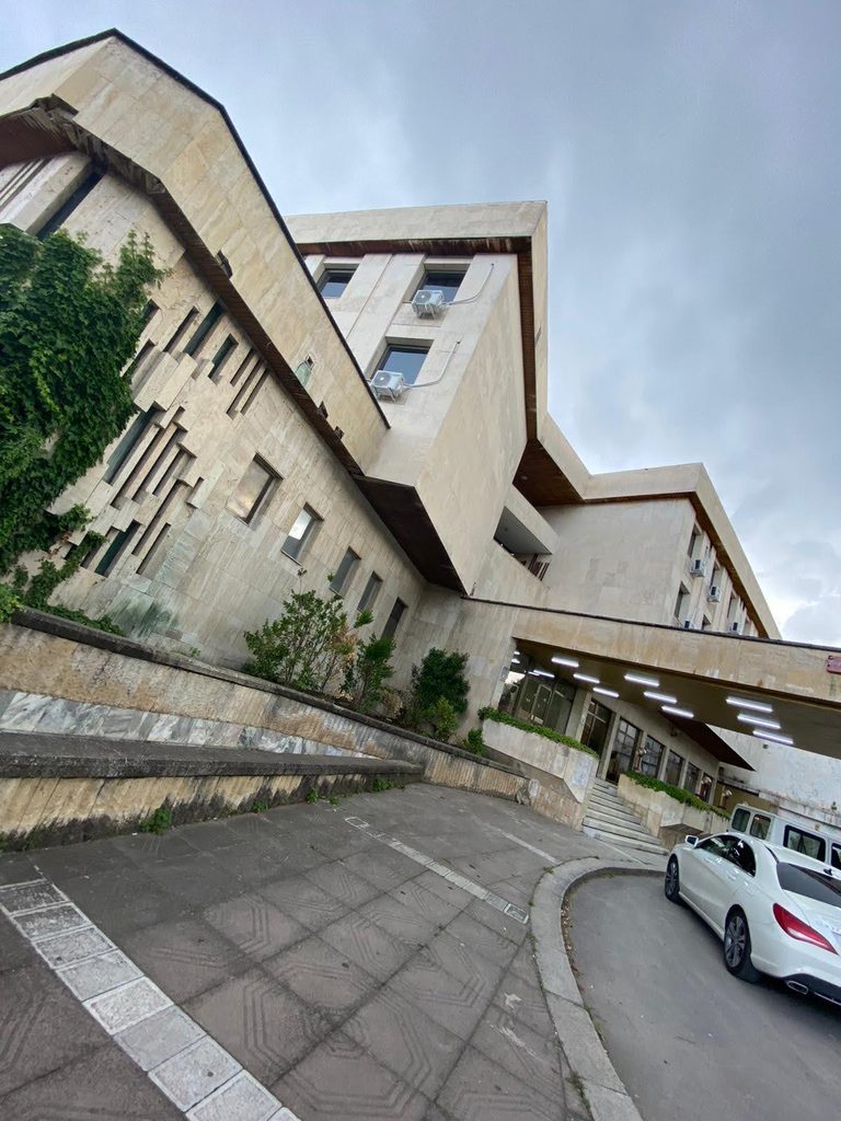 Hotel Loznitsa – facade and main entrance