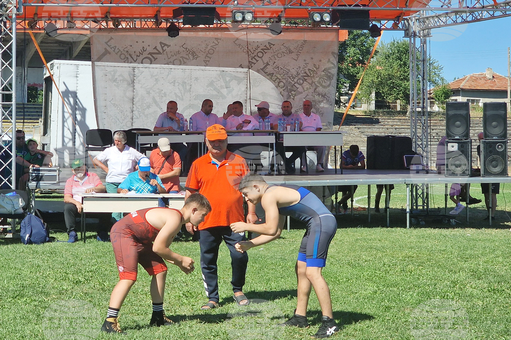 Traditional wrestling event in Loznitsa